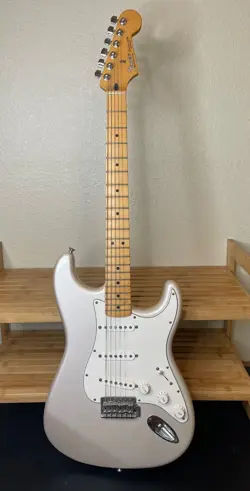 FENDER 2006 60TH ANNIVERSARY DIAMOND STRATOCASTER - PEARL GRAY - MADE IN MEXICO