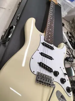 ST-72US STRATOCASTER WHITE