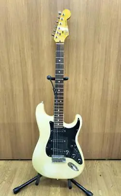 FENDER STRATOCASTER  ELECTRIC GUITAR EXCELLENT CONDITION