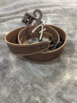 FENDER ESSENTIALS LEATHER