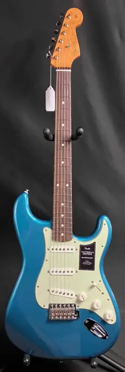 FENDER VINTERA II '60S STRATOCASTER ELECTRIC GUITAR LAKE PLACID BLUE W/ GIG BAG