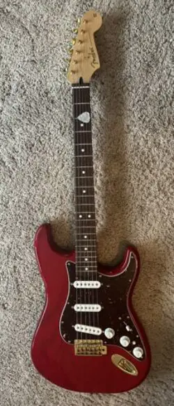 FENDER DELUXE PLAYERS STRATOCASTER WITH GIG BAG