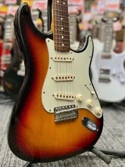 FENDER AMERICAN VINTAGE '62 STRATOCASTER 3COLOR SUNBURST 1997 ELECTRIC GUITAR