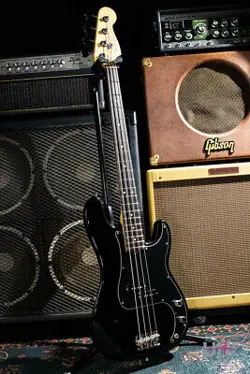 FENDER AMERICAN PRECISION BASS / 2006 USED ELECTRIC