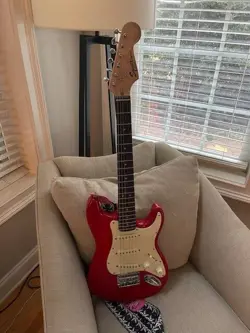 RED FENDER SQUIER STRATOCASTER MINI ELECTRIC GUITAR 3/4 SIZE