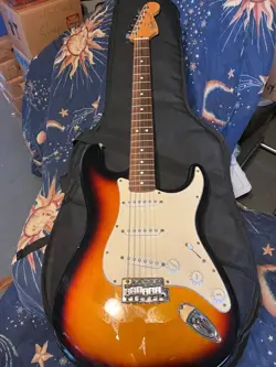 2000 FENDER STRATOCASTER IN SUNBURST MIM GREAT CONDITION.
