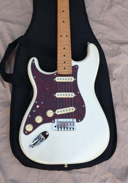 LEFT-HANDED FENDER PLAYER PLUS STRATOCASTER OLYMPIC PEARL W/MAPLE FRETBOARD