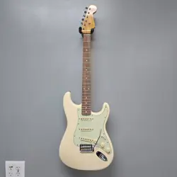 FENDER VINTERA 60'S STRATOCASTER ELECTRIC GUITAR MADE IN MEXICO (A24)
