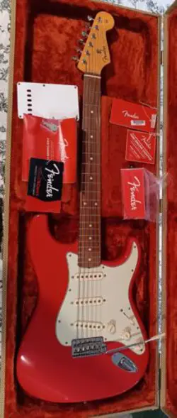FENDER CLASSIC SERIES 60S STRATOCASTER FIESTA RED WITH FENDER TWEED CASE