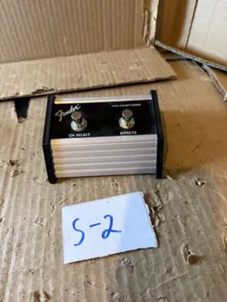 FENDER 0071359000 2-BUTTON FOOTSWITCH: CHANNEL SELECT