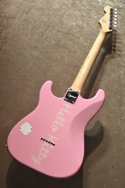 SQUIER BY FENDER X HELLO KITTY LIMITED EDITION HELLO KITTY PINK STRATOCASTER WIT