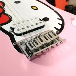 SQUIER BY FENDER LIMITED EDITION HELLO KITTY STRATOCASTER PINK
