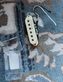 FENDER HOT NOISELESS NECK/MIDDLE PICKUP - AGED WHITE