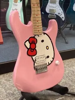 SQUIER BY FENDER HELLO KITTY PINK STRATOCASTER