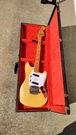 FENDER MUSTANG W/HSC!