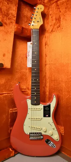 FENDER AMERICAN VINTAGE II '61 STRATOCASTER FIESTA RED W/OHSC