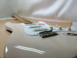 STRATOCASTER W/MAPLE FINGERBOARD