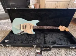 2022 FENDER MUSTANG GUITAR DAPHNE