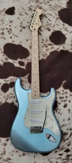 SQUIER STRATOCASTER ICE