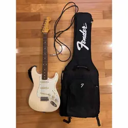 FENDER STRATOCASTER IVORY GUITAR SET