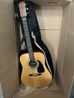 FENDER CLASSIC DESIGN DG-8S NAT DREADNOUGHT ACOUSTIC GUITAR, CASE & STRAP