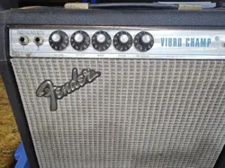 VINTAGE FENDER VIBRO CHAMP AMP GUITAR AMPLIFIER