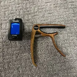 FENDER FT-004 CLIP ON GUITAR TUNER & GUITAR CAPO ACOUSTIC CAPO GUITAR CLAMP