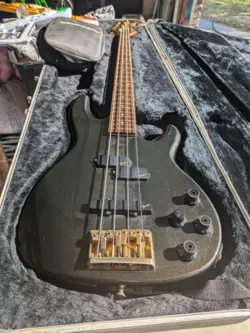 FENDER PRECISION BASS LYTE MADE IN JAPAN WITH CASE