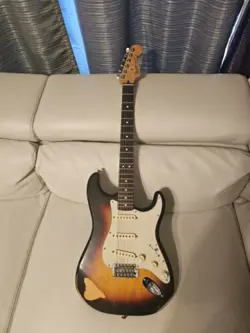 RELICED FENDER STRATOCASTER