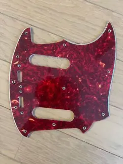 MUSTANG PICKGUARD RED