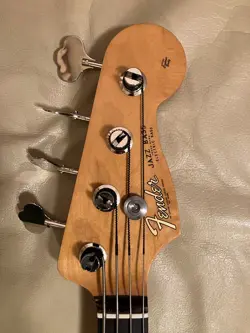 2023 FENDER VINTERA II '60S JAZZ BASS--LAKE PLACID BLUE W/ MINT GREEN PICKGUARD