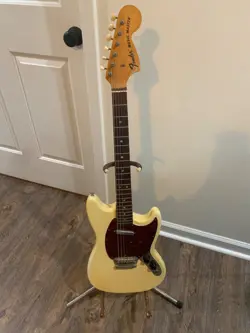 1972 FENDER MUSICMASTER ELECTRIC GUITAR