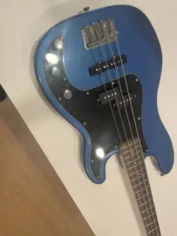 BLUE FENDER SQUIER BASS IN GREAT CONDITION
