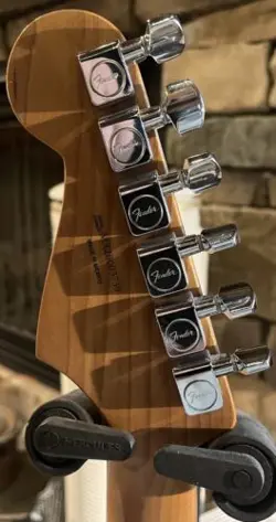 STRATOCASTER HSS SILVERBURST