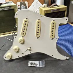 2022 FENDER DELUXE STRATOCASTER LOADED PICKGUARD - USA VINTAGE NOISELESS PICKUPS