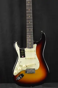 FENDER AMERICAN VINTAGE II 1961 STRATOCASTER LEFT-HAND 3-COLOR SUNBURST ROSEWOOD