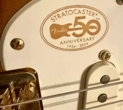 2004 AMERICAN FENDER DELUXE STRATOCASTER WITH CASE (EXCELLENT)