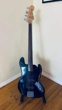WITH FRETLESS PRECISION