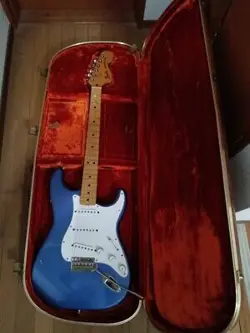 ELECTRIC GUITAR FENDER STRATOCASTER BLUE WITH HARD CASE