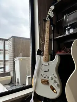 SIGNATURE MODEL WHITE