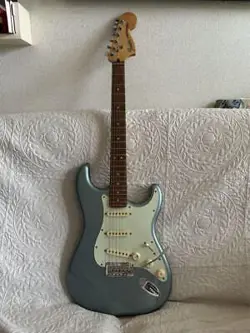 FENDER DELUXE ROADHOUSE STRATOCASTER MYSTIC ICE BLUE WITH GIG BAG USED
