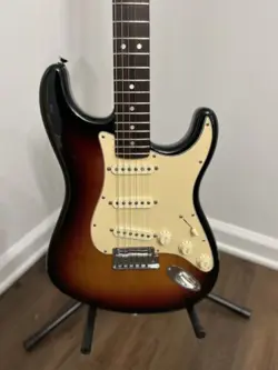 FENDER 60TH ANNIVERSARY STRATOCASTER AMERICAN USA SUNBURST ELECTRIC GUITAR USED