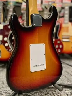 FENDER  VINTAGE HOT ROD '62 STRATOCASTER -3-COLOR SUNBURST- 2007