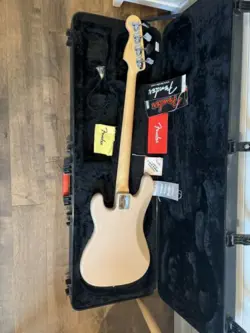 2006 FENDER HIGHWAY ONE PRECISION BASS HONEY BLONDE USA , DELUXE MOLDED CASE