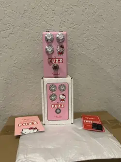 FENDER X HELLO KITTY FUZZ GUITAR EFFECTS PEDAL PINK SANRIO MINT CONDITION