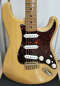 FENDER DELUXE PLAYER STRATOCASTER USED ASH BODY MAPLE NECK MAPLE FINGERBOARD
