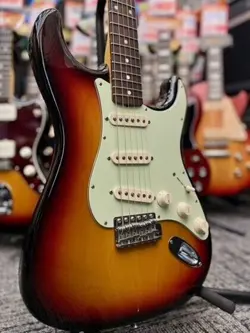 FENDER VINTAGE HOT ROD '62 STRATOCASTER 3-COLOR SUNBURST 2007 ELECTRIC GUITAR