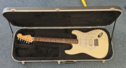 2004 FENDER STRATOCASTER MADE IN MEXICO (WHITE) RH 6 STRING W/ HARD CASE
