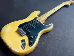 ELECTRIC GUITAR FENDER STRATOCASTER S/N S927832 WITH HARD CASE