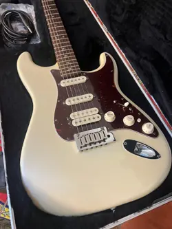 FENDER AMERICAN ULTRA STRATOCASTER HSS WITH ROSEWOOD FRETBOARD 2019 - PRESEN